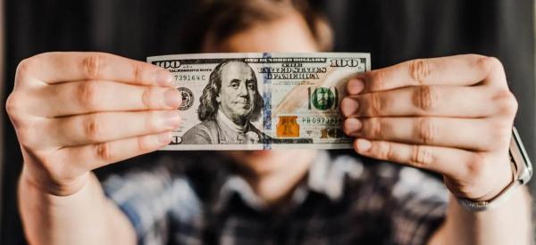 Доллар достигнет 101 рубля: аналитик назвала сроки роста «американца»