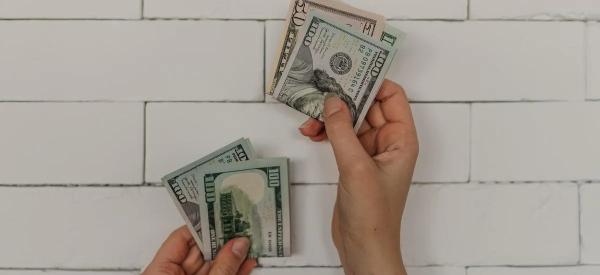 Эксперты назвали валюты, которые вытеснят падающий доллар