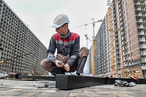 Волна банкротств рискует накрыть строительный рынок России. Кто будет строить доступное жилье для россиян?