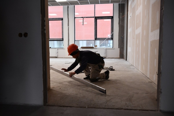 Волна банкротств рискует накрыть строительный рынок России. Кто будет строить доступное жилье для россиян?