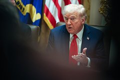 Трамп заявил о намерении усилить санкции против России Трамп заявил о намерении усилить санкции против России