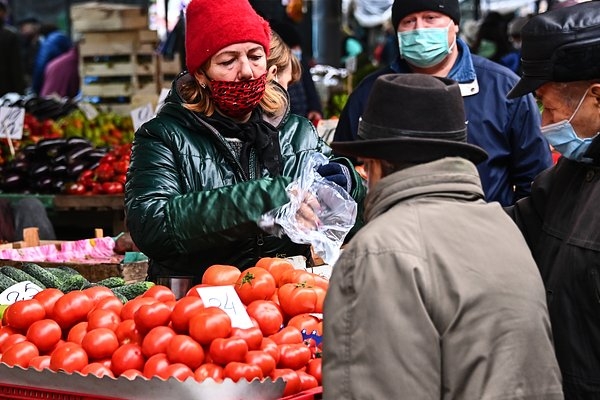 В России стремительно дорожают помидоры. Почему в некоторых регионах они стоят почти 800 рублей? В России стремительно дорожают помидоры. Почему в некоторых регионах они стоят почти 800 рублей?