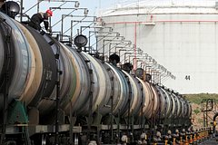 Восемь стран ОПЕК+ согласились увеличить добычу нефти с ноября