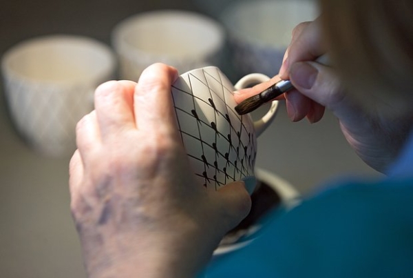 Американцы начали активно покупать товары из России. Как русский фарфор, икра и сувениры покорили Запад