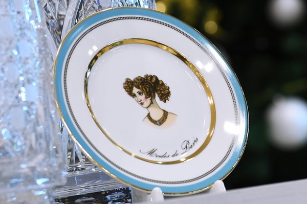 Американцы начали активно покупать товары из России. Как русский фарфор, икра и сувениры покорили Запад