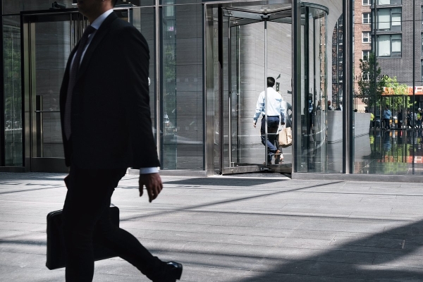 Люди по всему миру теряют интерес к работе. Что с ними происходит?