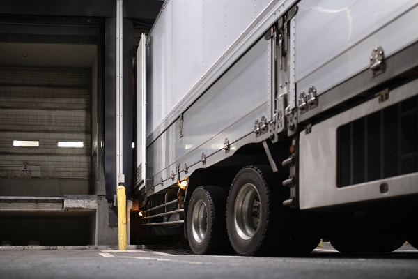 Логистический коллапс. ТК ПЭК больше суток не отдает клиентам грузы. Что случилось?