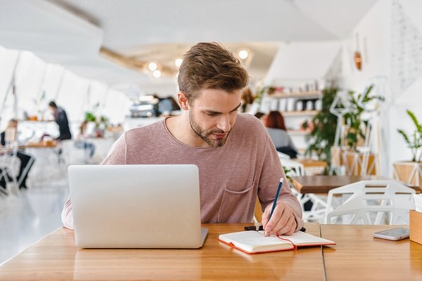 Молодежь строит бизнес с нуля. С чего начать путь молодым предпринимателям в России? 