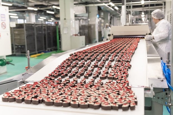 Сладкий конвейер. На московских кондитерских фабриках запустили круглосуточное производство новогодних подарков