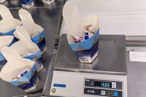 Сладкий конвейер. На московских кондитерских фабриках запустили круглосуточное производство новогодних подарков