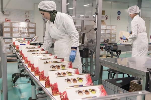 Сладкий конвейер. На московских кондитерских фабриках запустили круглосуточное производство новогодних подарков