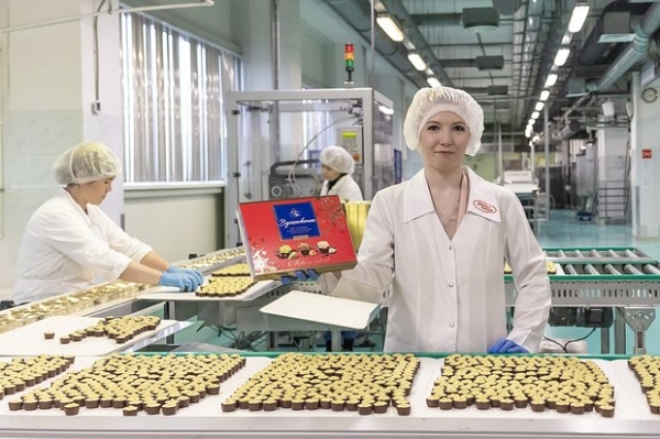 Сладкий конвейер. На московских кондитерских фабриках запустили круглосуточное производство новогодних подарков