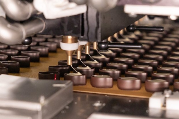 Сладкий конвейер. На московских кондитерских фабриках запустили круглосуточное производство новогодних подарков