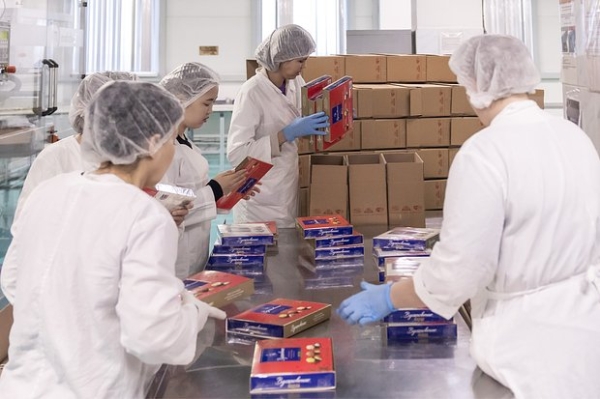 Сладкий конвейер. На московских кондитерских фабриках запустили круглосуточное производство новогодних подарков