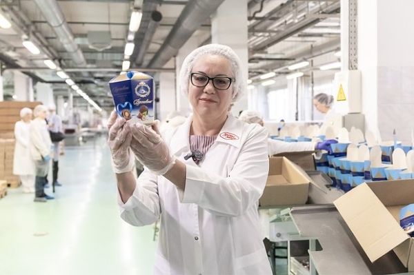 Сладкий конвейер. На московских кондитерских фабриках запустили круглосуточное производство новогодних подарков