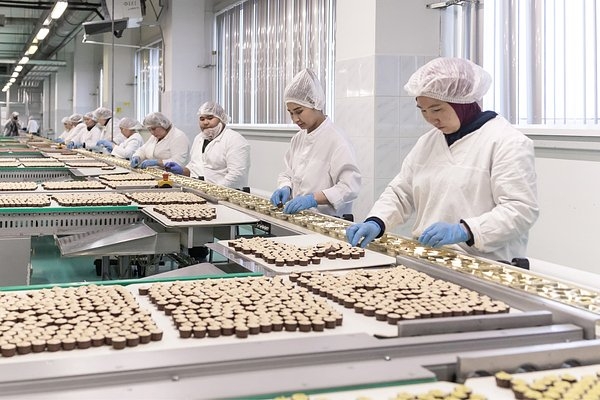 Сладкий конвейер. На московских кондитерских фабриках запустили круглосуточное производство новогодних подарков