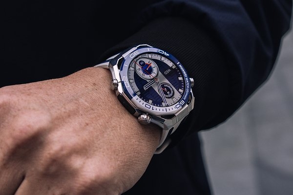 В России появились часы с eSIM. Как они помогут в путешествиях и на работе?