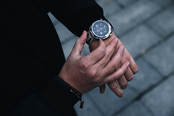 В России появились часы с eSIM. Как они помогут в путешествиях и на работе?