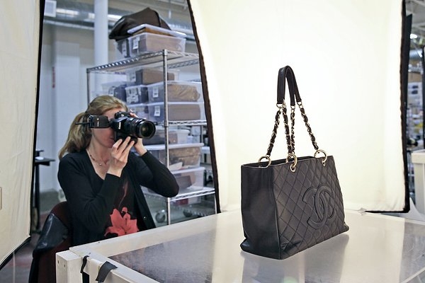 «Винтаж лучше в сто раз» Как зумеры полюбили подержанный люкс и почему спрос на новые коллекции модных домов рухнул во всем мире?