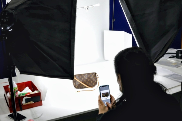 «Винтаж лучше в сто раз» Как зумеры полюбили подержанный люкс и почему спрос на новые коллекции модных домов рухнул во всем мире?