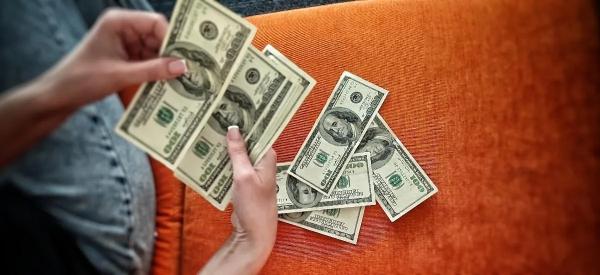 Доллар по 64: почему рубль может укрепиться еще больше, и когда выгодно покупать валюту? Доллар по 64: почему рубль может укрепиться еще больше, и когда выгодно покупать валюту?