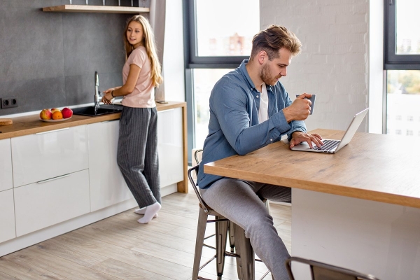 «До 100 тысяч рублей в месяц» Российских мужчин призывают выплачивать женам зарплату за домашний труд. Сколько стоит уют? «До 100 тысяч рублей в месяц» Российских мужчин призывают выплачивать женам зарплату за домашний труд. Сколько стоит уют?