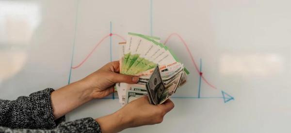 Рубль взлетел на 4% за два дня: эксперт объяснил динамику курса доллара