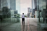 Из офиса — на яхту к миллиардерам. Зачем зумеры отказываются от карьеры и идут работать няньками у богачей?