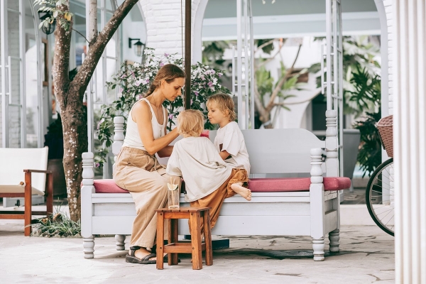 Из офиса — на яхту к миллиардерам. Зачем зумеры отказываются от карьеры и идут работать няньками у богачей?