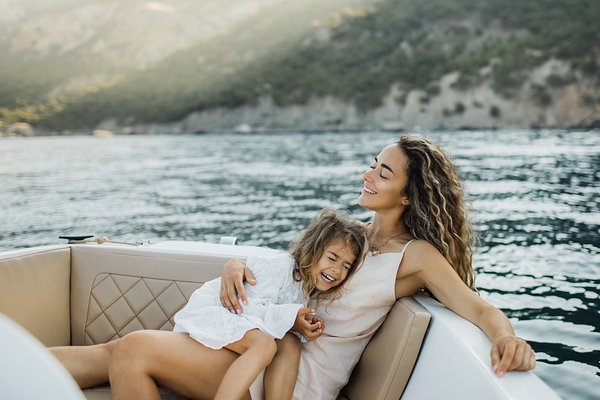 Из офиса — на яхту к миллиардерам. Зачем зумеры отказываются от карьеры и идут работать няньками у богачей?