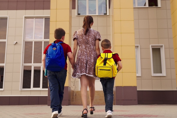 Из офиса — на яхту к миллиардерам. Зачем зумеры отказываются от карьеры и идут работать няньками у богачей?