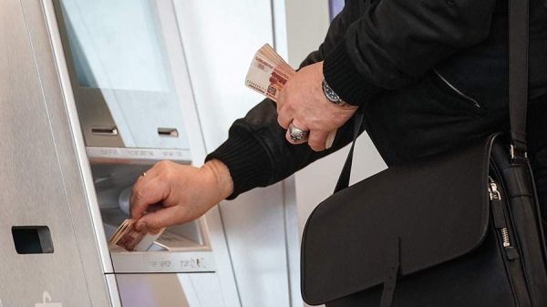 
                    Средняя ставка по коротким вкладам в России упала ниже 15%

        