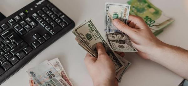 Доллар укрепится на 5%, а рубль обвалится до 100: жесткий сценарий первой половины 2026 года