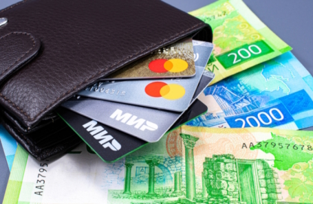 ЦБ: россияне стали реже использовать для оплаты банковские карты