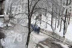 На россиянку упала гигантская глыба льда с крыши