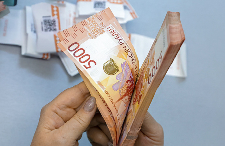 &laquo;Интерфакс&raquo;: россиянам могут ограничить вывоз за границу наличных рублей