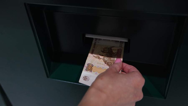 
                    Россиянам напомнили о праве банков установить комиссию за операции с наличными

        