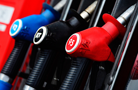 Бензин на бирже за день подорожал почти на 1,5%, а курс рубля лихорадит