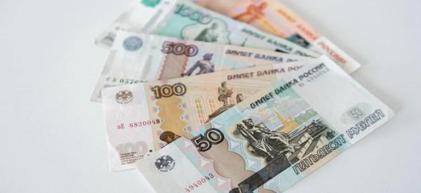 Рубль окажется под давлением денежного навеса: в банке дали неутешительный прогноз