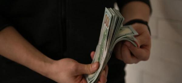 Спрос на доллары в банкоматах резко вырос: почему россияне активно покупают валюту 