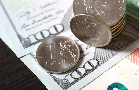 Доллар на межбанке торгуется выше 82 рублей