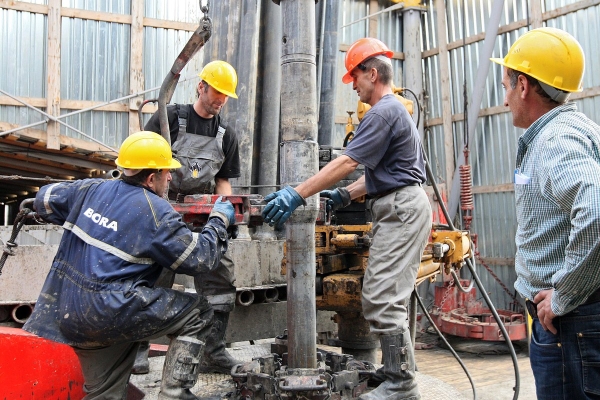 Рост цен, распечатанные кубышки и мысли об отмене санкций против РФ Как война на Ближнем Востоке влияет на мировой рынок нефти?