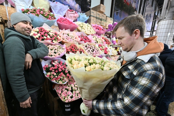 &laquo;Стремимся вернуть себе радость&raquo; Россияне стали чаще покупать цветы. Почему цветочные магазины при этом закрываются по всей стране?