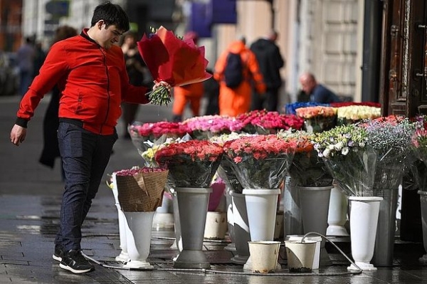 &laquo;Стремимся вернуть себе радость&raquo; Россияне стали чаще покупать цветы. Почему цветочные магазины при этом закрываются по всей стране?