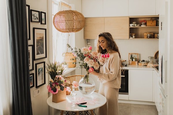 &laquo;Стремимся вернуть себе радость&raquo; Россияне стали чаще покупать цветы. Почему цветочные магазины при этом закрываются по всей стране?