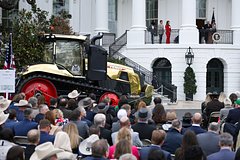 В резиденции Трампа фермерам показали золотой трактор В резиденции Трампа фермерам показали золотой трактор