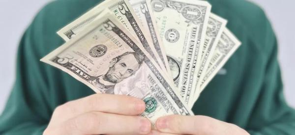 Нужно ли закупать доллары в апреле? Экономисты дали сигнал россиянам Нужно ли закупать доллары в апреле? Экономисты дали сигнал россиянам