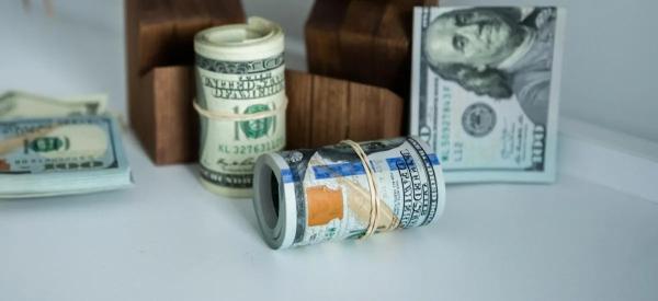 Доллар рухнул ниже 77 рублей: что будет с курсом после пасхального перемирия?