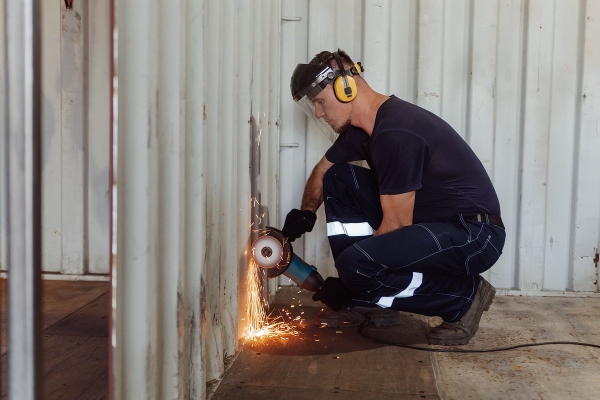 Россияне полюбили строить дачи из морских контейнеров. Почему модное жилье оказалось опасно для жизни? Россияне полюбили строить дачи из морских контейнеров. Почему модное жилье оказалось опасно для жизни?