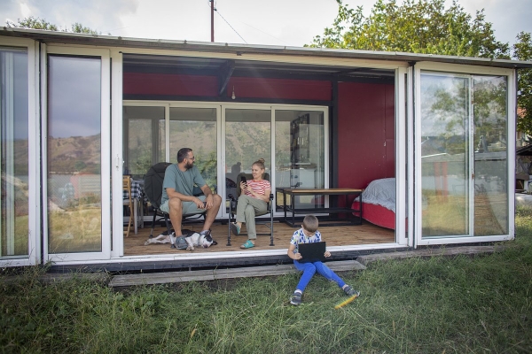 Россияне полюбили строить дачи из морских контейнеров. Почему модное жилье оказалось опасно для жизни? Россияне полюбили строить дачи из морских контейнеров. Почему модное жилье оказалось опасно для жизни?